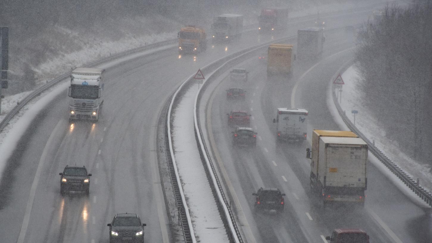 Der erneute Wintereinbruch hat auf Bayerns Straßen für mehrere Unfälle wegen Glätte gesorgt.