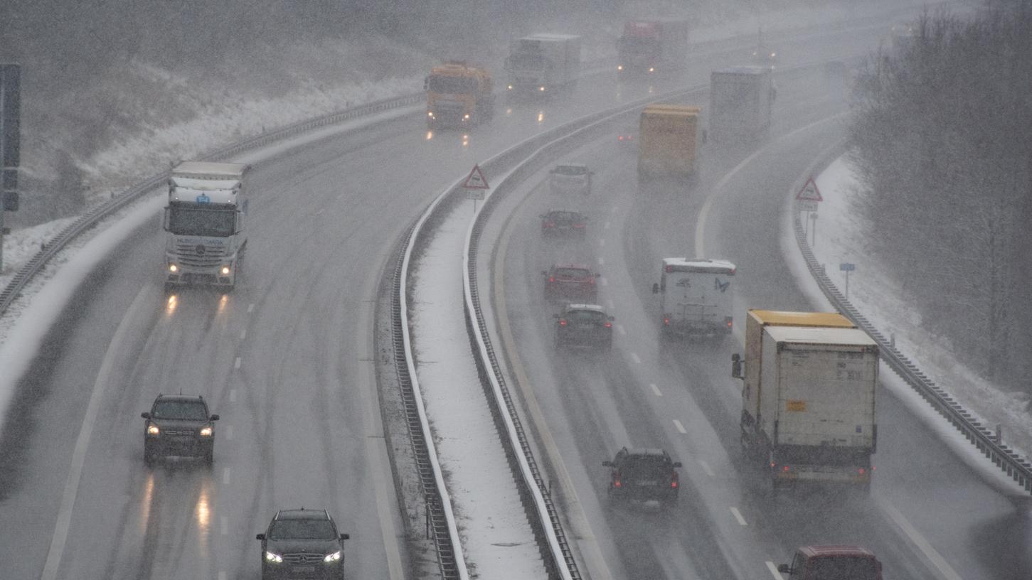 Bei Schneefall wird es glatt und gefährlich - in der Oberpfalz gab es einige witterungsbedingte Unfälle.