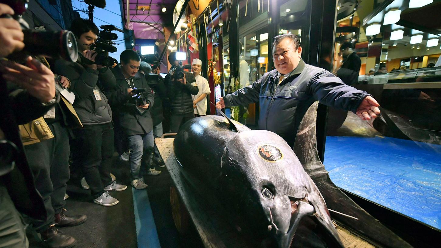 Auf einem Markt in Tokio wurde ein 278 Kilogramm schwerer Thunfisch für den Rekordpreis von 2,7 Millionen Euro versteigert. Auf einem Markt in Tokio wurde ein 278 Kilogramm schwerer Thunfisch für den Rekordpreis von 2,7 Millionen Euro versteigert.