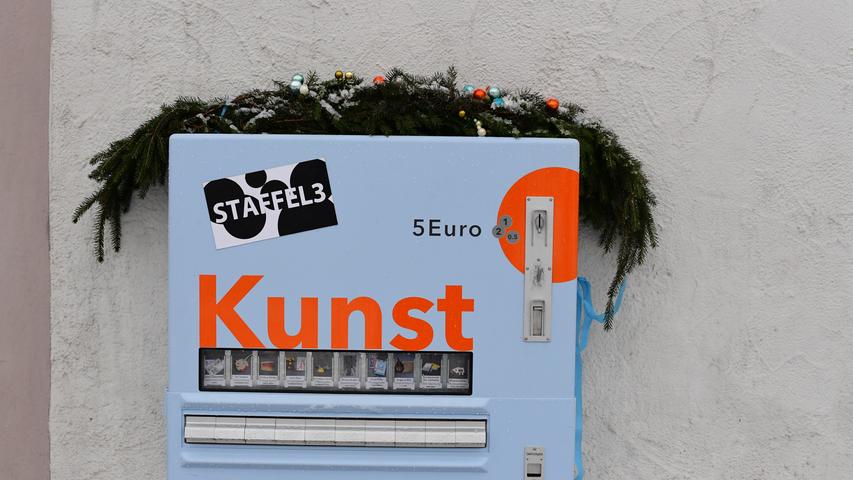 Ein weihnachtlicher Moment am Kunst-Automaten am Rathaus.