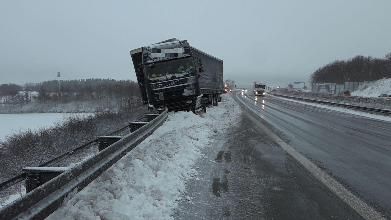 Auf der A9 zwischen Berg und Rudolpfstein ist ein Lkw bei schneeglatter Fahrbahn in die Leitplanke geprallt.