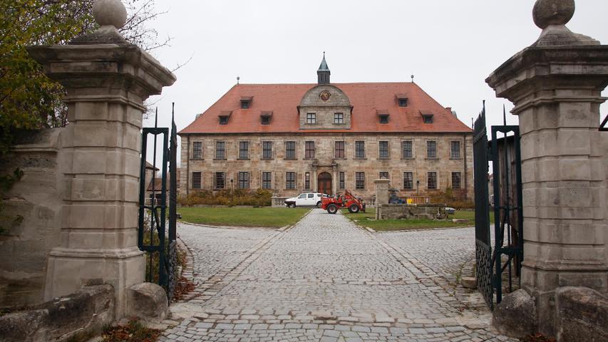 Die meisten Neugierigen zieht jedoch das Hemhofener Schloss an, auf dessen Gelände regelmäßig Weihnachtsmärkte und Sommerfeste veranstaltet werden und das auch beispielsweise für Hochzeiten genutzt werden kann.