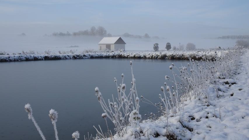 So stimmungsvoll präsentiert sich im Winter die Landschaft bei Hemhofen.