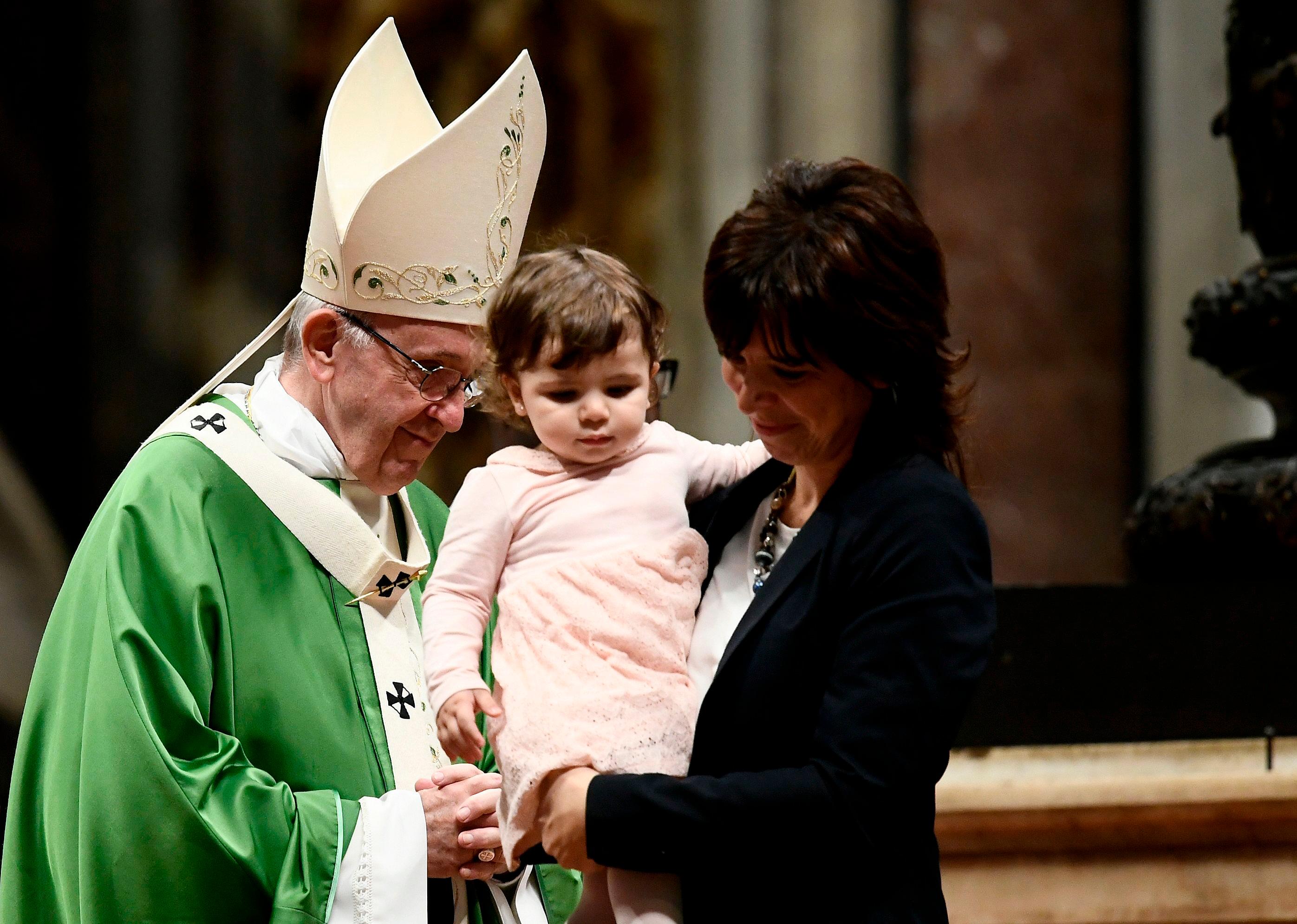 "Mir ist eine 'verbeulte' Kirche, die verletzt und beschmutzt ist, weil sie auf die Straßen hinausgegangen ist, lieber als eine Kirche, die aufgrund ihrer Verschlossenheit und ihrer Bequemlichkeit, sich an die eigenen Sicherheiten zu klammern, krank ist." (November 2013)
