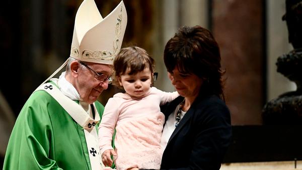 "Mir ist eine 'verbeulte' Kirche, die verletzt und beschmutzt ist, weil sie auf die Straßen hinausgegangen ist, lieber als eine Kirche, die aufgrund ihrer Verschlossenheit und ihrer Bequemlichkeit, sich an die eigenen Sicherheiten zu klammern, krank ist." (November 2013)
