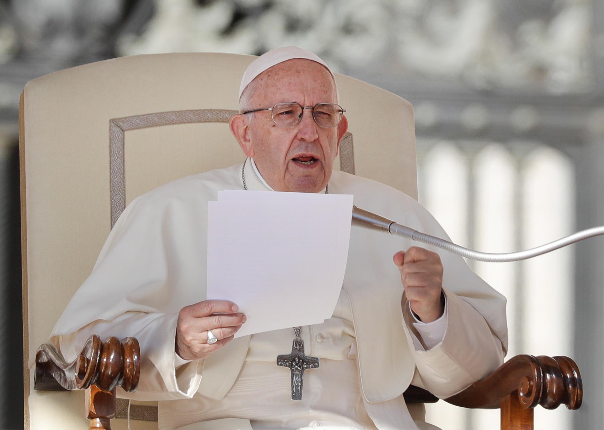 "Genau daher kommt die Unzufriedenheit einiger, die schließlich traurige Priester und zu einer Art Antiquitäten- oder Neuheitensammler werden, anstatt Hirten mit dem 'Geruch der Schafe' zu sein - das erbitte ich von euch: Seid Hirten mit dem 'Geruch der Schafe', dass man ihn riecht -, Hirten inmitten ihrer Herde und Menschenfischer." (Messe am Gründonnerstag 2013)