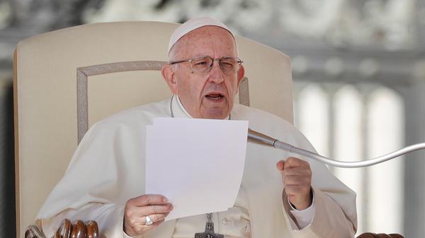 "Genau daher kommt die Unzufriedenheit einiger, die schließlich traurige Priester und zu einer Art Antiquitäten- oder Neuheitensammler werden, anstatt Hirten mit dem 'Geruch der Schafe' zu sein - das erbitte ich von euch: Seid Hirten mit dem 'Geruch der Schafe', dass man ihn riecht -, Hirten inmitten ihrer Herde und Menschenfischer." (Messe am Gründonnerstag 2013)