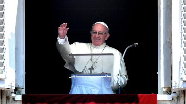 "In dieser Welt der Globalisierung sind wir in die Globalisierung der Gleichgültigkeit geraten. Wir haben uns an das Leiden des anderen gewöhnt, es betrifft uns nicht, es interessiert uns nicht, es geht uns nichts an!" (Predigt auf der Flüchtlingsinsel Lampedusa im Juli 2013)