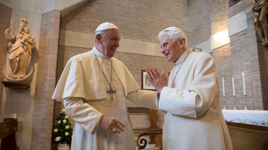 "Jetzt, wo er (Franziskus' Vorgänger Benedikt XVI, Anm. d. Red.) im Vatikan wohnt, sagen mir einige: Wie kann man denn so etwas machen? Zwei Päpste im Vatikan! Stört dich das denn nicht? Macht er nicht eine Art Gegenrevolution? ... Es ist, wie wenn man einen Opa im Haus hat, einen weisen Opa. Wenn in einer Familie ein Opa zu Hause wohnt, dann wird er verehrt, geliebt, man hört ihm zu."