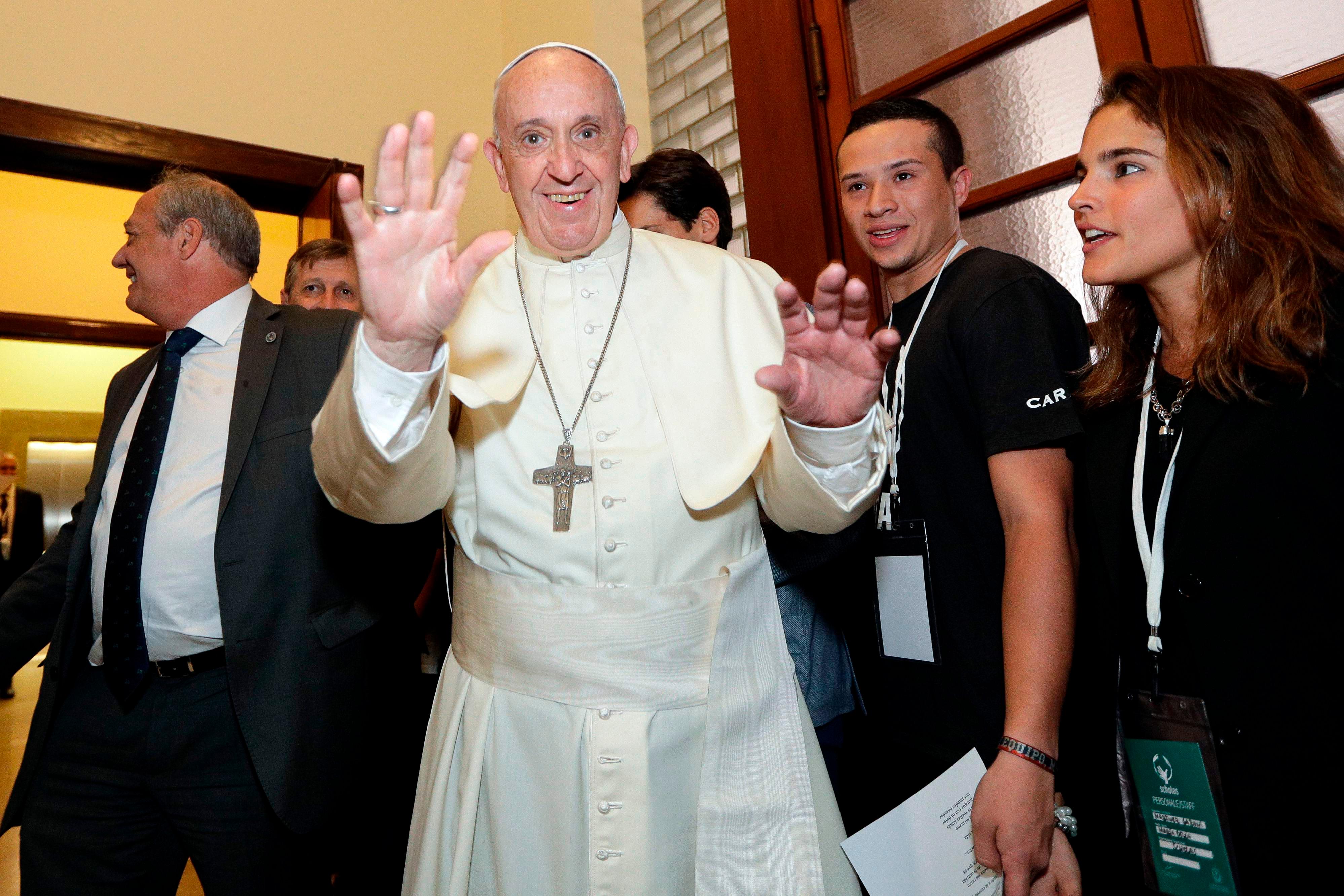 "Manche glauben, um gute Katholiken zu sein, müssten wir - entschuldigen Sie den Ausdruck - wie die Kaninchen sein. Nein. Verantwortliche Elternschaft." (Januar 2015)