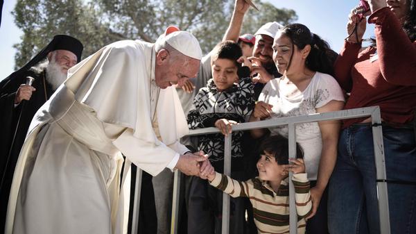"Man kann nicht hinnehmen, dass das Mittelmeer zu einem großen Friedhof wird! Auf den Kähnen, die täglich an den europäischen Küsten landen, sind Männer und Frauen, die Aufnahme und Hilfe brauchen." (November 2014)