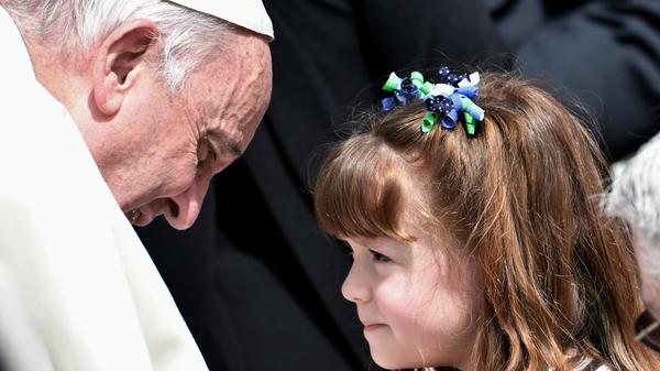 "Die menschliche Familie gründet auf den Müttern. Eine Welt, in der die mütterliche Zärtlichkeit auf ein schlichtes Gefühl beschränkt wird, mag reich an Gütern sein, aber nicht an Zukunft." (Dezember 2018)