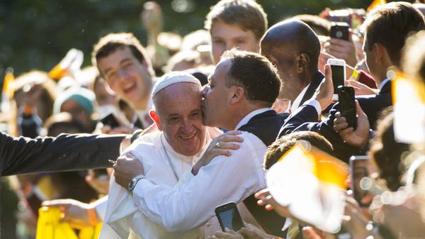 "Es ist normal, dass Ehepaare streiten; da ist immer irgendwas ... Vielleicht habt ihr euch geärgert, und dabei ist womöglich der eine oder andere Teller zu Bruch gegangen - aber ich bitte euch, eines nie zu vergessen: Lasst keinen Tag zu Ende gehen, ohne dass ihr euch wieder vertragen habt! Niemals, nie, nie!" (Ansprache an junge Brautpaare im Februar 2014)
