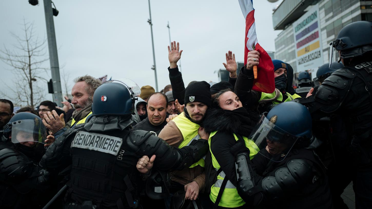 Polizisten und Demonstranten geraten vor der Zentrale der öffentlich-rechtlichen Fernsehanstalt France Televisions aneinander.