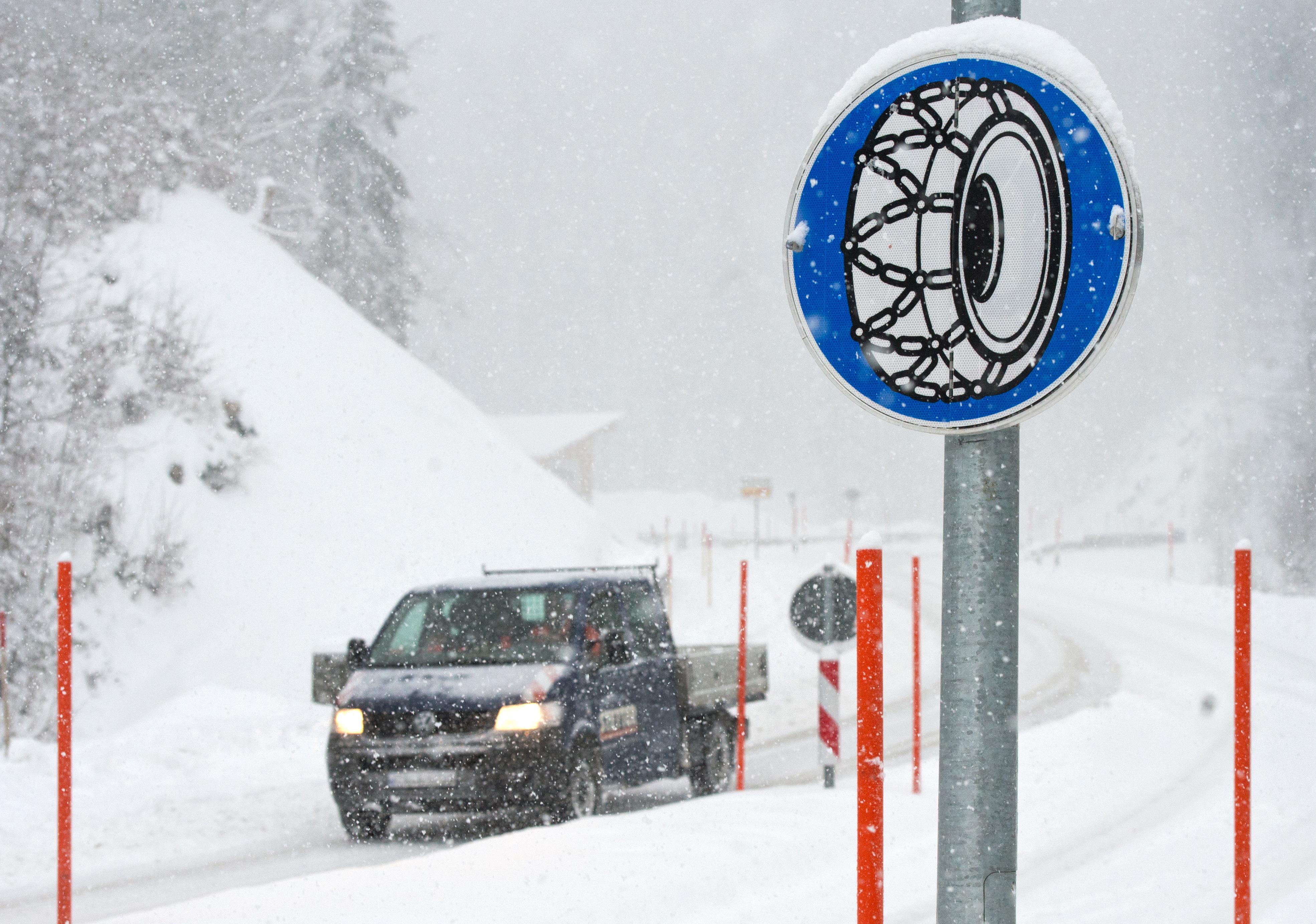 Die Gemeinde Bolsterlang im Oberallgäu weist Autofahrer darauf hin, dass sie bei starkem Schneefall, wie er derzeit herrscht, auf dem Weg zum Riedbergpass Schneeketten anlegen müssen.