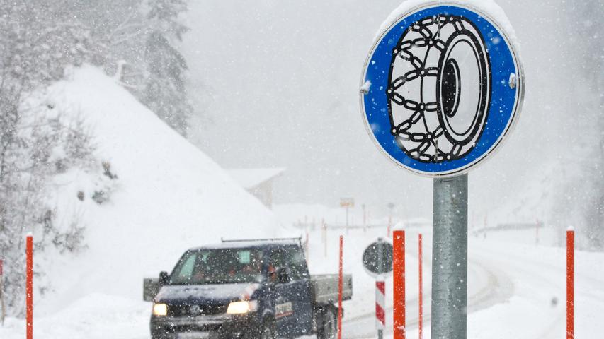 Die Gemeinde Bolsterlang im Oberallgäu weist Autofahrer darauf hin, dass sie bei starkem Schneefall, wie er derzeit herrscht, auf dem Weg zum Riedbergpass Schneeketten anlegen müssen.