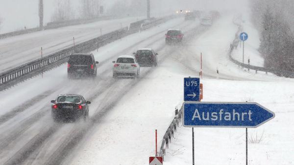 Nicht nur auf Nebenstraßen brauchen Autofahrer viel Geduld. Auch auf der Autobahn A7 bei Nesselwang geht es eher langsam zu, ...