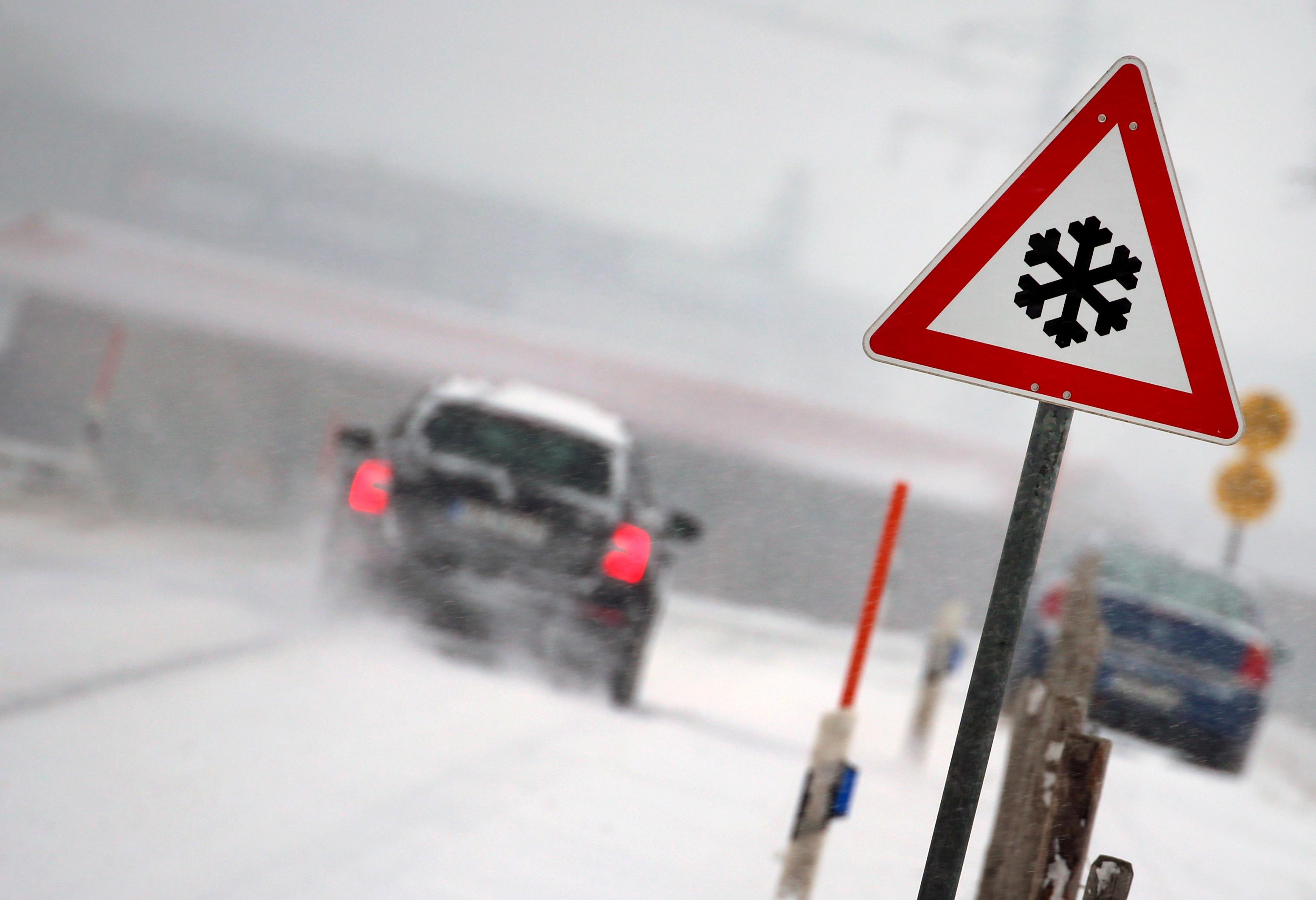 Dass hier mit Schnee- oder Eisglätte gerechnet werden muss, wissen die Autofahrer in Ruderatshofen wohl auch ohne Verkehrsschild.