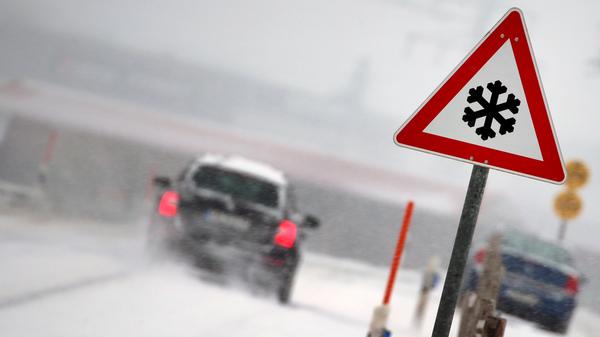Dass hier mit Schnee- oder Eisglätte gerechnet werden muss, wissen die Autofahrer in Ruderatshofen wohl auch ohne Verkehrsschild.