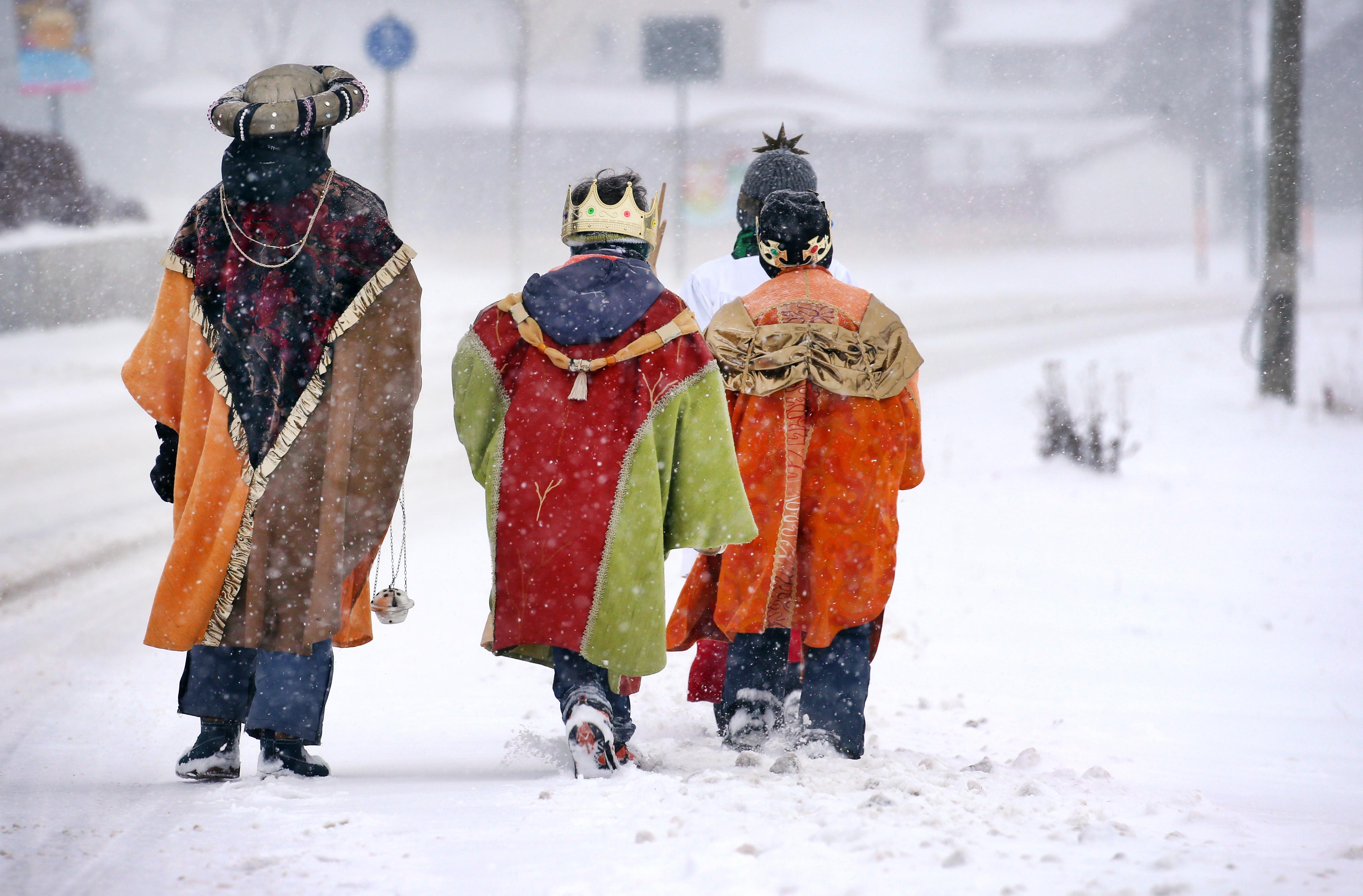 Lengenwanger Sternsinger kämpfen sich zu Fuß durch das dichte Schneetreiben. Ihre bunten Kostüme sind ein schöner Kontrast zur sonst weißen Umgebung.