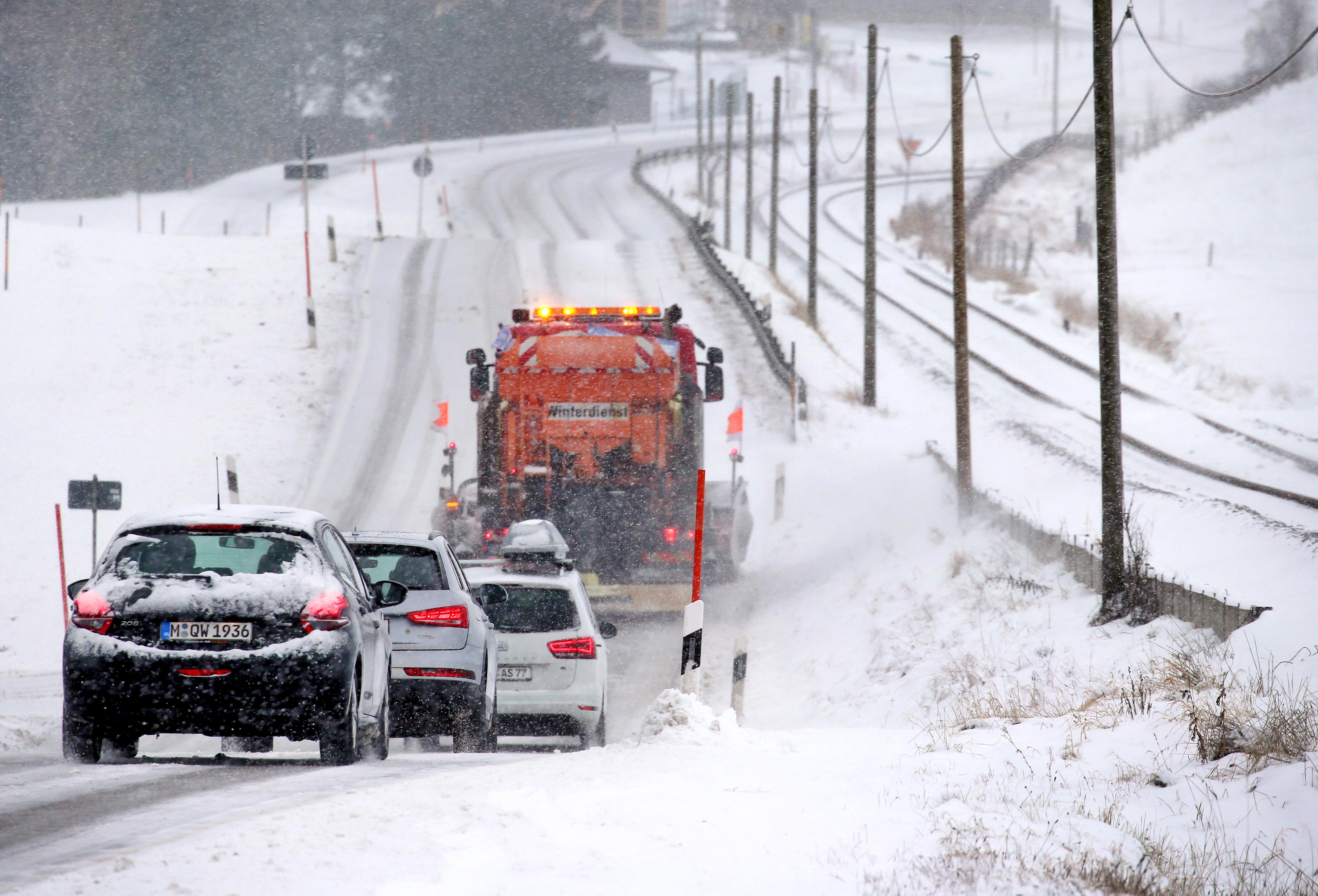Der Winterdienst kommt bei den anhaltenden Schneefällen mit dem Räumen nicht hinterher.