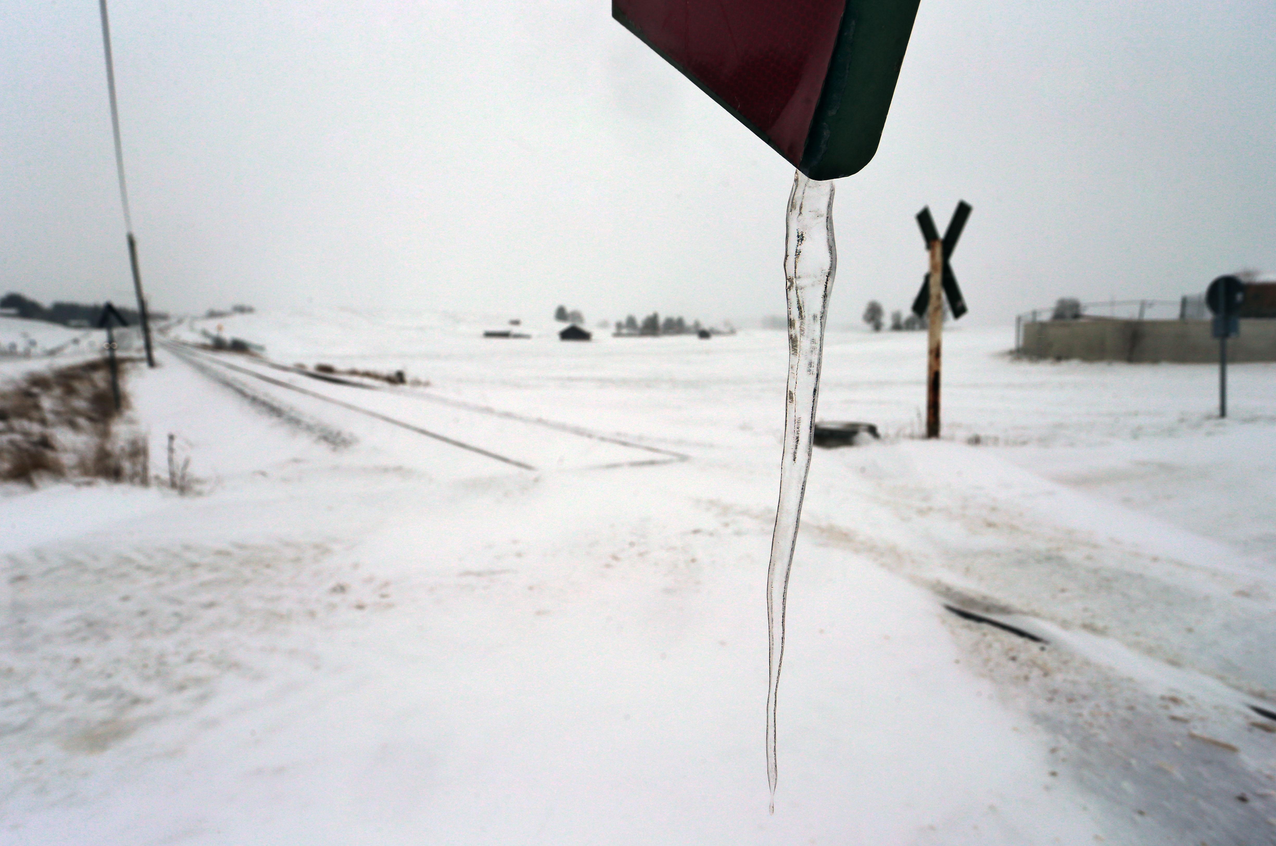 An einem Andreaskreuz beim Bahnübergang auf der Strecke Füssen-Buchloe hat sich ein langer Eiszapfen gebildet.