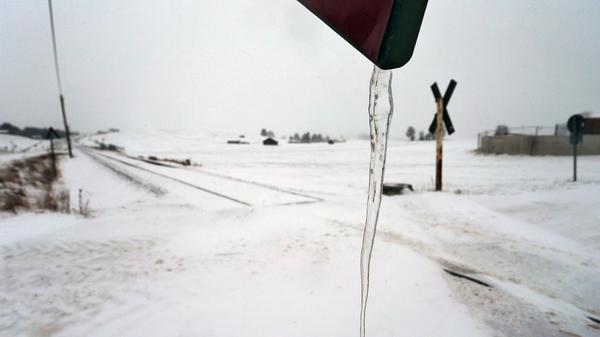 An einem Andreaskreuz beim Bahnübergang auf der Strecke Füssen-Buchloe hat sich ein langer Eiszapfen gebildet.