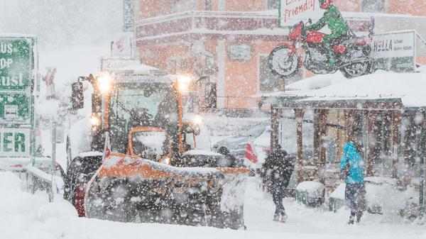 Nicht nur Autobahnen müssen vom Schnee befreit werden. Auch auf der Straße einer Raststätte in Sankt Martin am Grimming zieht ein Räumfahrzeug seine Runden.