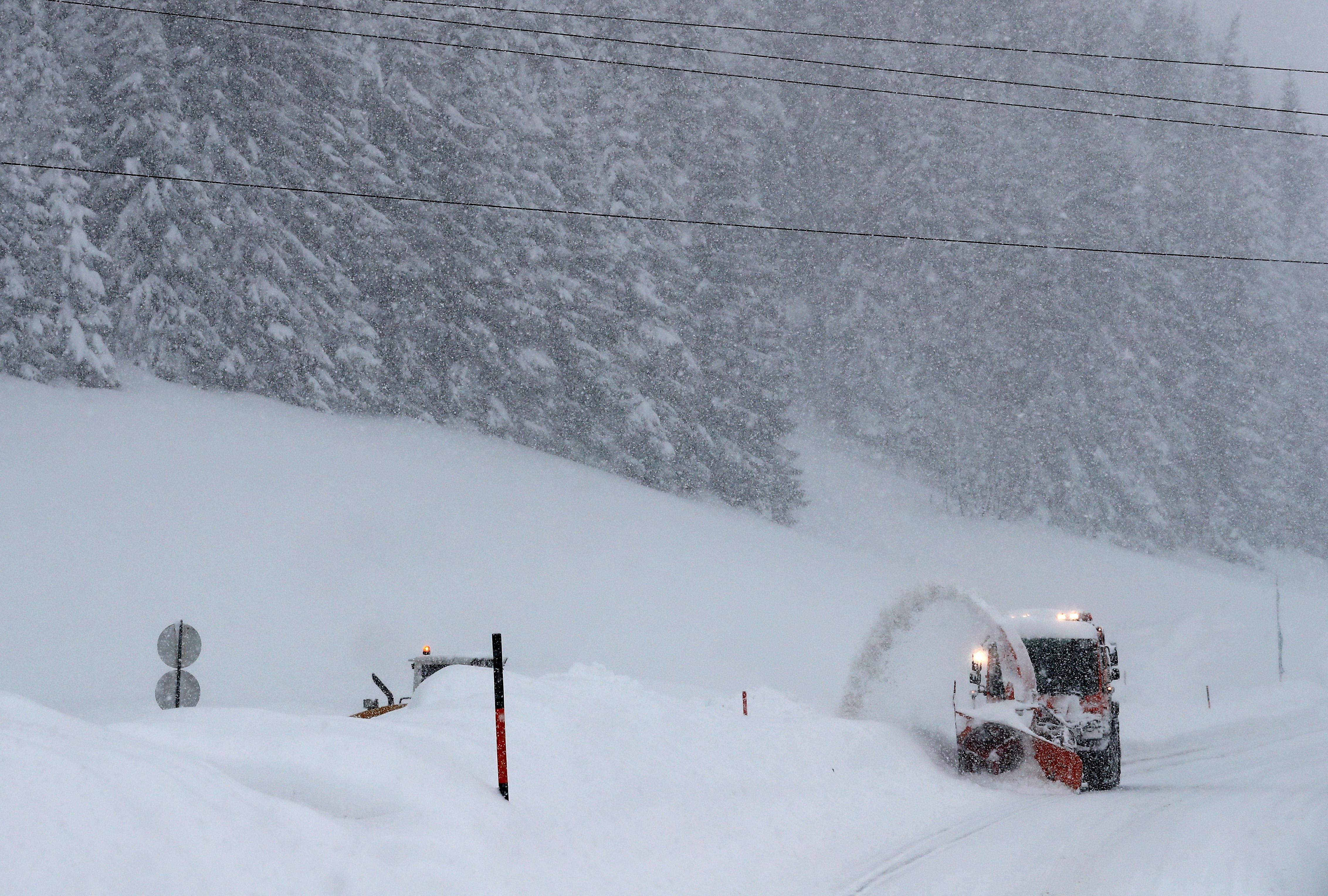 Und es geht immer weiter: In Filzmoos räumt der Winterdienst fleißig Schnee von einer Straße.