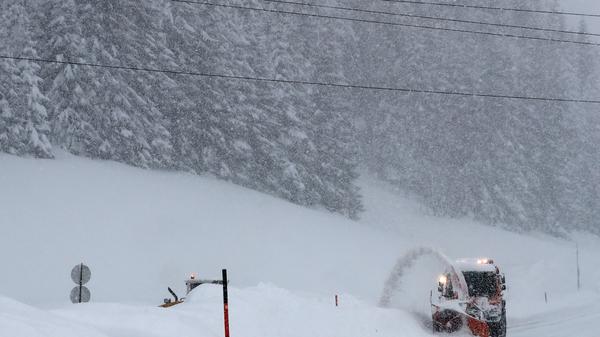 Und es geht immer weiter: In Filzmoos räumt der Winterdienst fleißig Schnee von einer Straße.