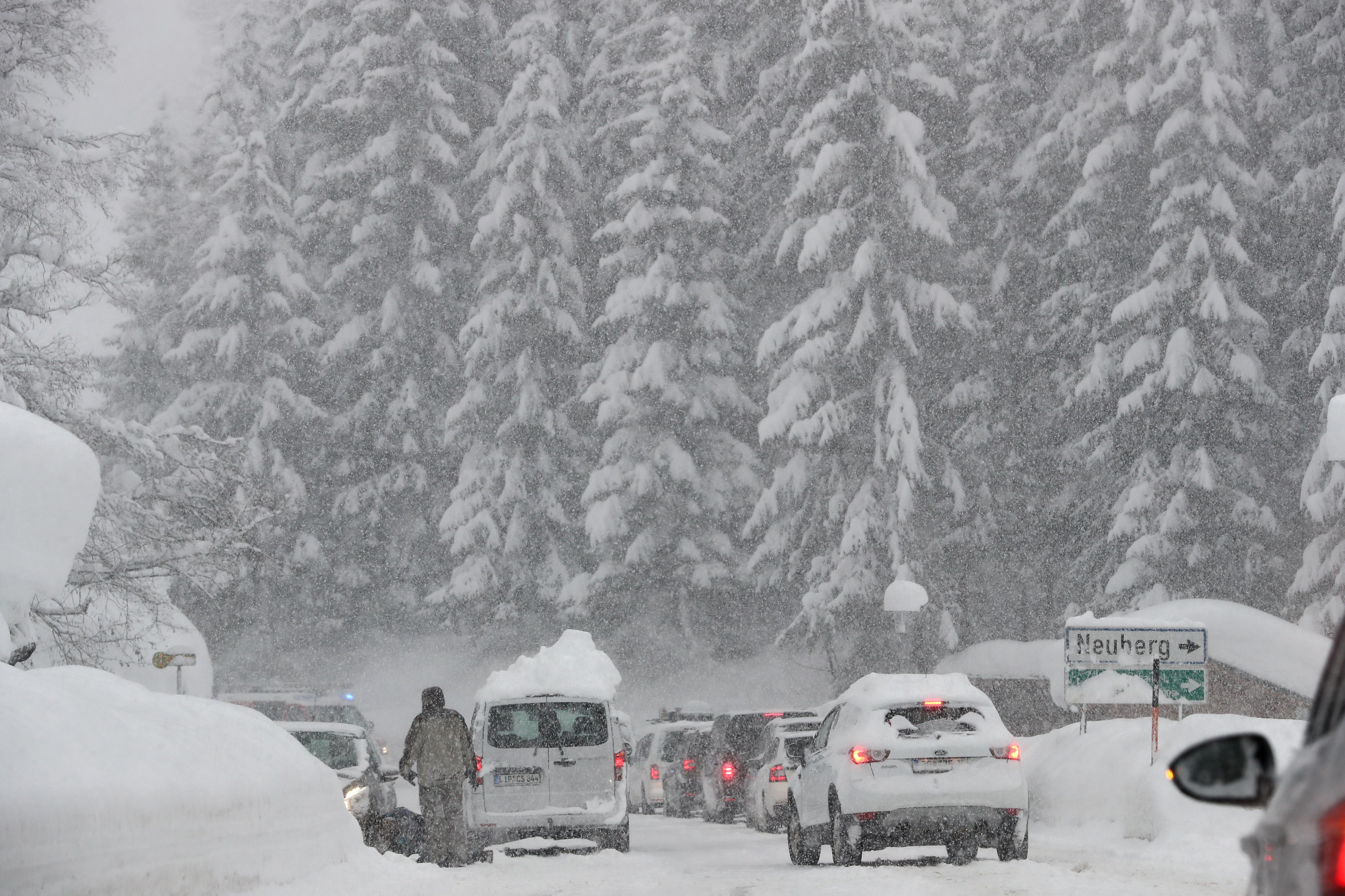 Auf der Landstraße von Filzmoos Richtung Neuberg geht nichts mehr. Die Autos stehen aufgrund der starken Schneeverhältnisse im Stau.