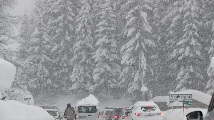 Auf der Landstraße von Filzmoos Richtung Neuberg geht nichts mehr. Die Autos stehen aufgrund der starken Schneeverhältnisse im Stau.