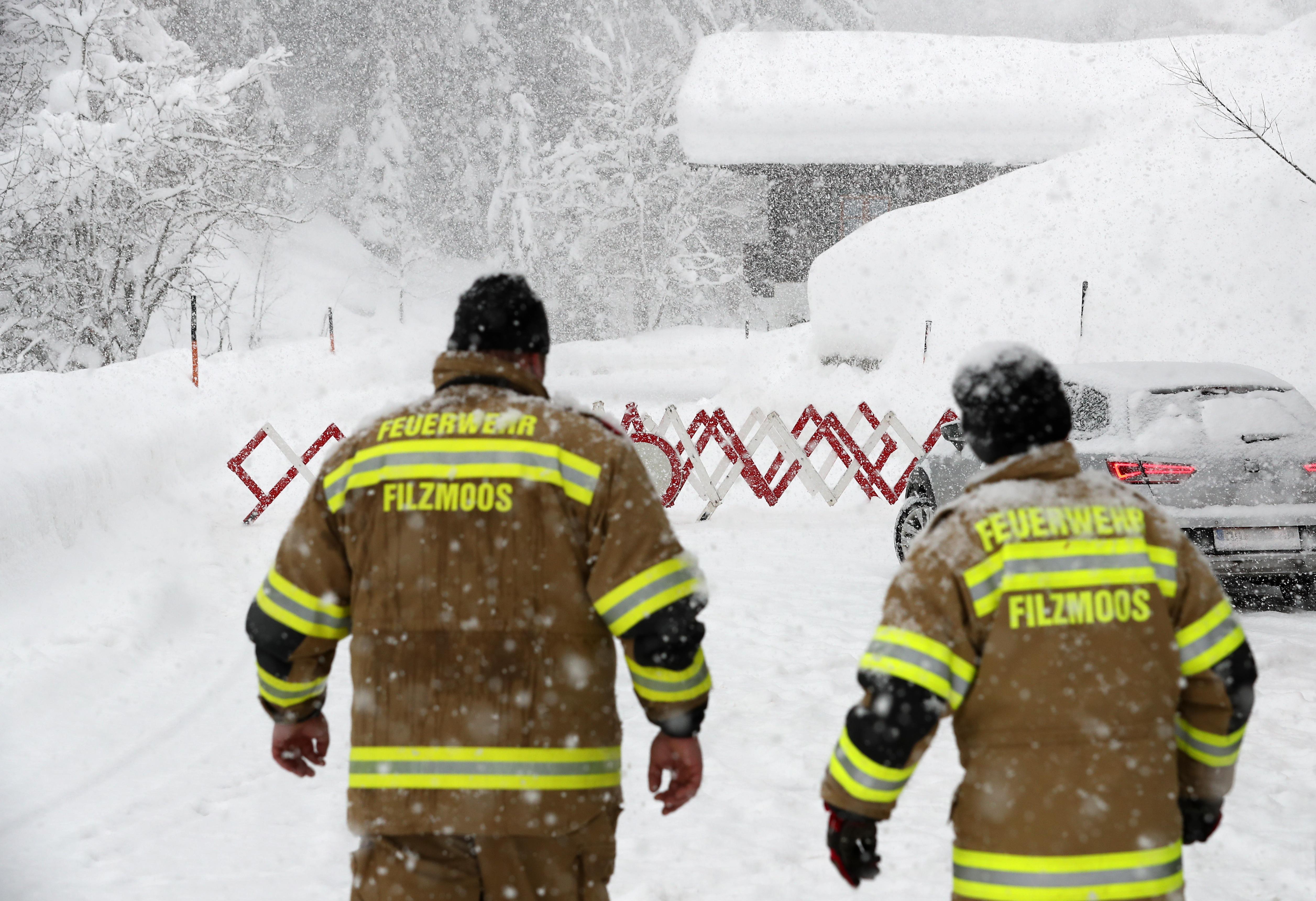 Die ansässige Feuerwehr ist vor Ort, um an der gesperrten Strecke für Ordnung zu sorgen.