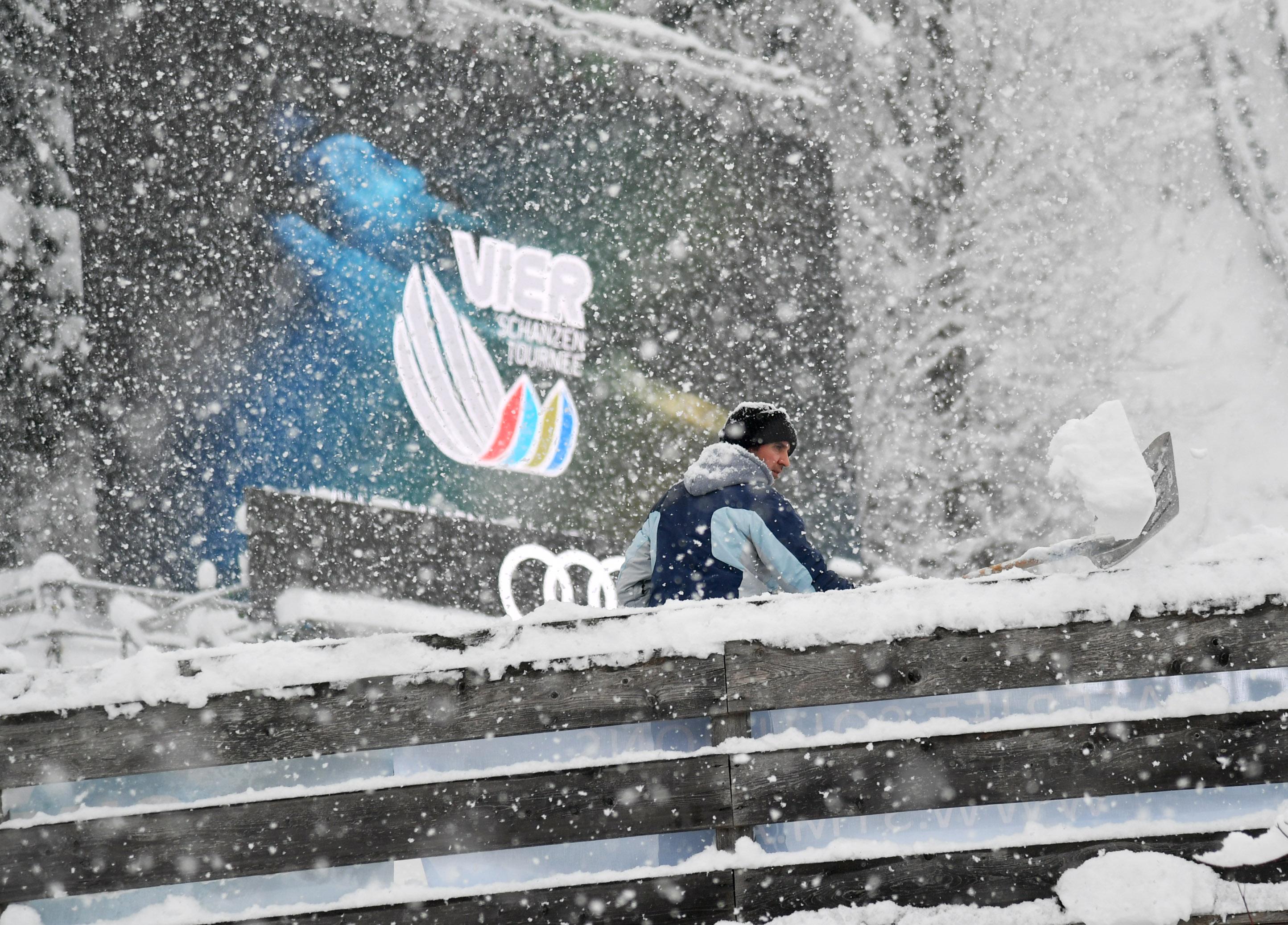 Der viele Schnee in Bischofshofen bringt den Zeitplan der Vierschanzentournee durcheinander. Auf der Paul Ausserleitner-Schanze arbeiten Helfer unermüdlich daran, Herr über die Schneemasse zu werden. Doch der anhaltende Schneefall macht daraus eine Sisyphusarbeit.