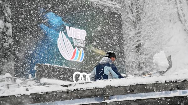 Der viele Schnee in Bischofshofen bringt den Zeitplan der Vierschanzentournee durcheinander. Auf der Paul Ausserleitner-Schanze arbeiten Helfer unermüdlich daran, Herr über die Schneemasse zu werden. Doch der anhaltende Schneefall macht daraus eine Sisyphusarbeit.