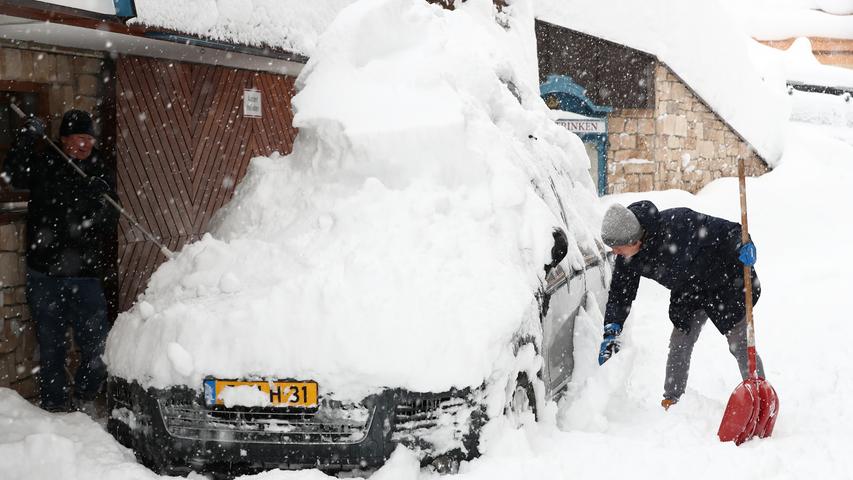 Auch in Filzmoss kämpfen sich zwei Männer durch einen Schneeberg, unter dem sich ihr Auto befindet.