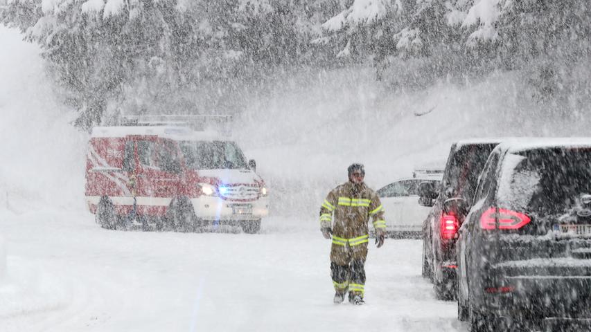 Die Landstraße von Filzmoss Richtung Neuberg in Österreich wird aufgrund der starken Schneeverhältnisse für den Verkehr gesperrt.