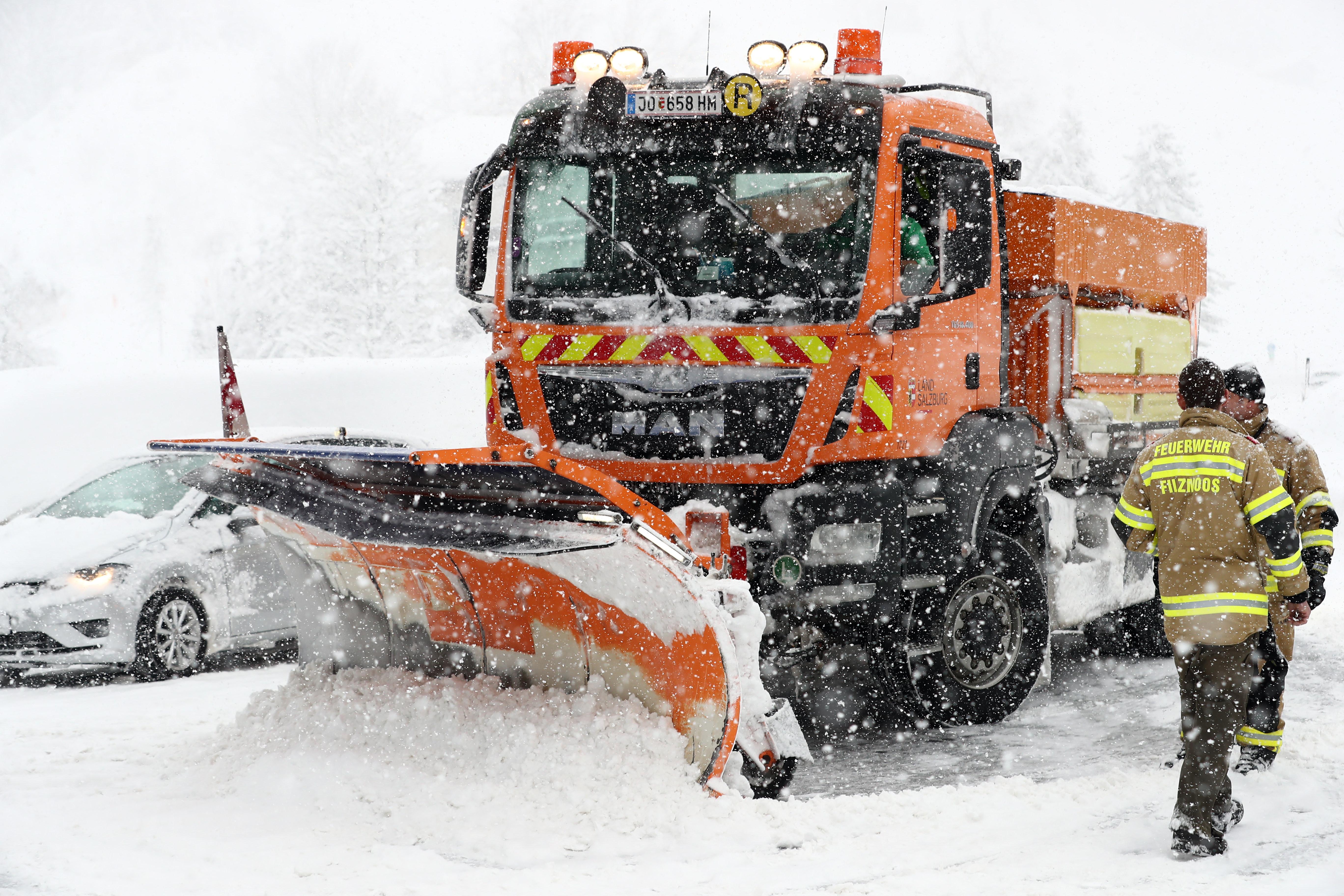 Auch hier arbeitet der Winterdienst auf Hochtouren, um die Straßen wieder befahrbar zu machen.