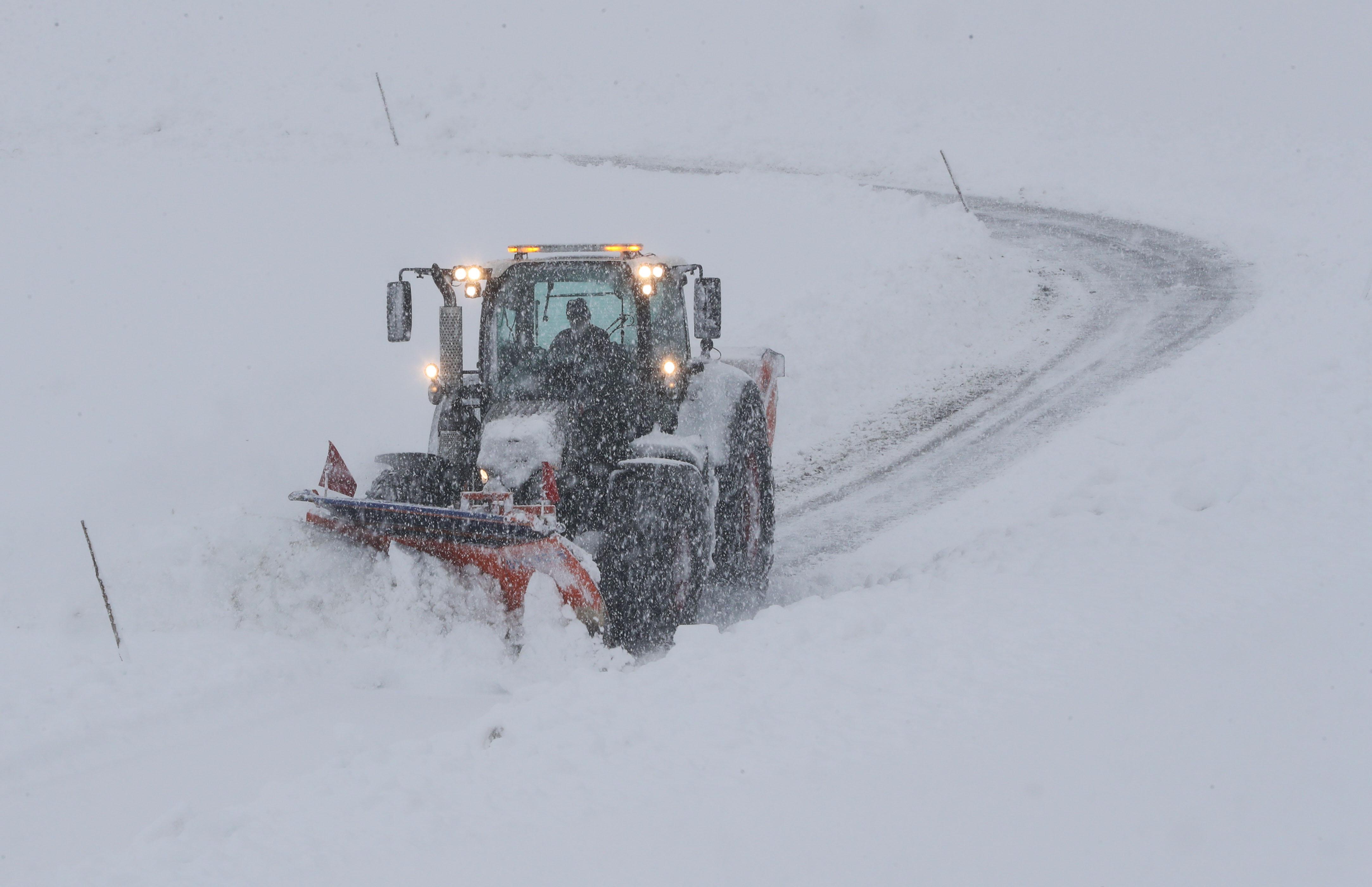 Derweil fährt ein Räumfahrzeug durch Henndorf und sorgt für weitesgehend freie Straßen. Doch lange dürfte es nicht dauern, bis der anhaltende Schneefall sie wieder bedeckt hat.