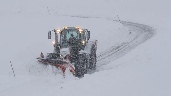 Derweil fährt ein Räumfahrzeug durch Henndorf und sorgt für weitesgehend freie Straßen. Doch lange dürfte es nicht dauern, bis der anhaltende Schneefall sie wieder bedeckt hat.