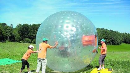 Zorbing: In der Plastikkugel die Hänge hinunter