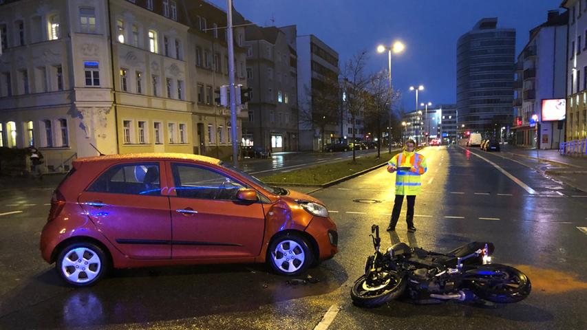 Nürnberg: Auto stößt mit Motorrad zusammen, Biker verletzt