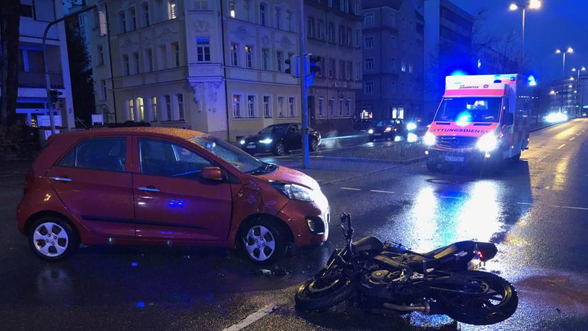 Nürnberg: Auto stößt mit Motorrad zusammen, Biker verletzt