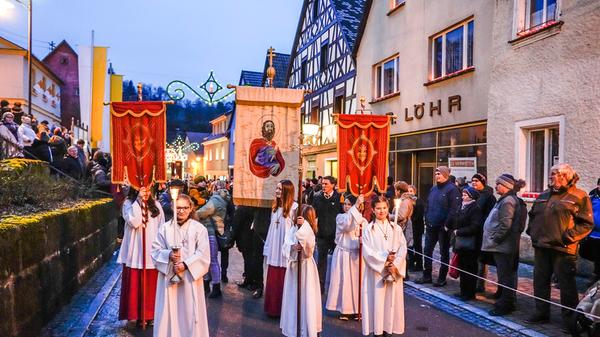 Zum Fest der Heiligen Drei Könige zieht die letzte Lichterprozession durch die Fränkische Schweiz.