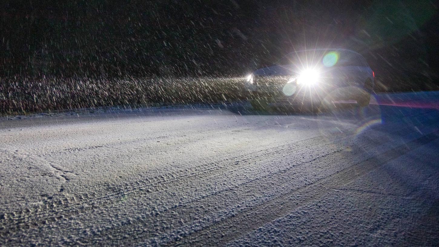 Heftiger Schneefall sorgt im Süden Bayerns und in Österreich für Chaos nicht nur auf den Straßen.