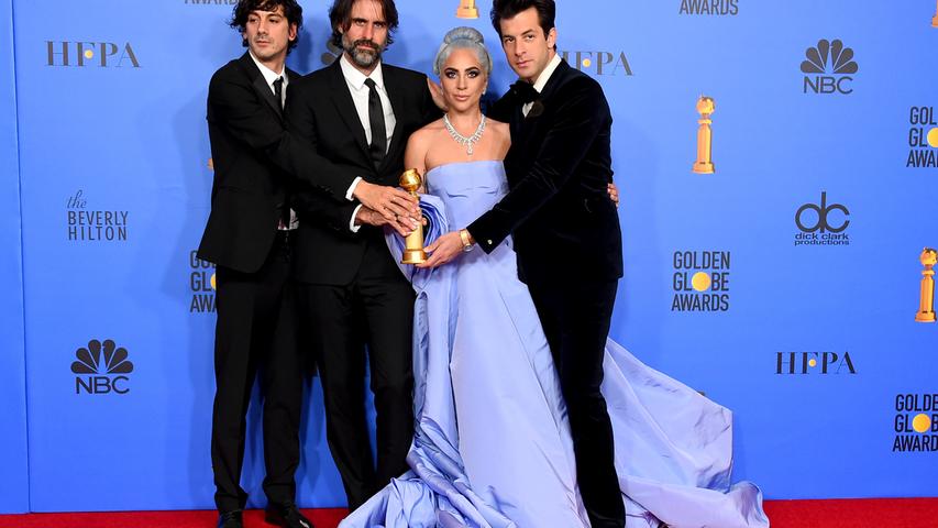 Der Verband der Auslandspresse würdigte das Lied "Shallow" aus dem Musikdrama "A Star Is Born". Lady Gaga teilt sich den Preis mit Mark Ronson, Anthony Rossomando und Andrew Wyatt.