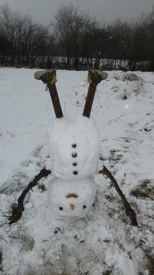 Der Fotograf und sein Schneemann freuen sich riesig, dass der Winter endlich da ist.