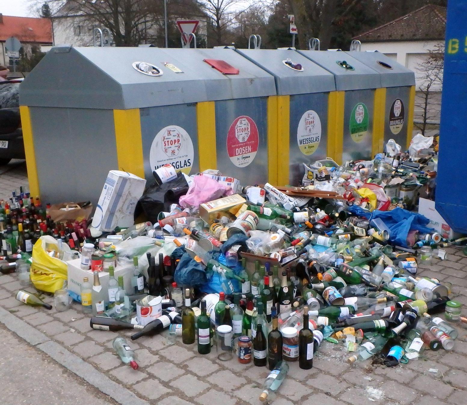 Wo Ist Der Nächste Glascontainer In Meiner Nähe Glascontainer-Standorte ähneln Müllkippen