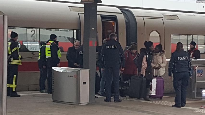 Nach Bombendrohung: Zug-Durchsuchung und Pendlerchaos in Nürnberg