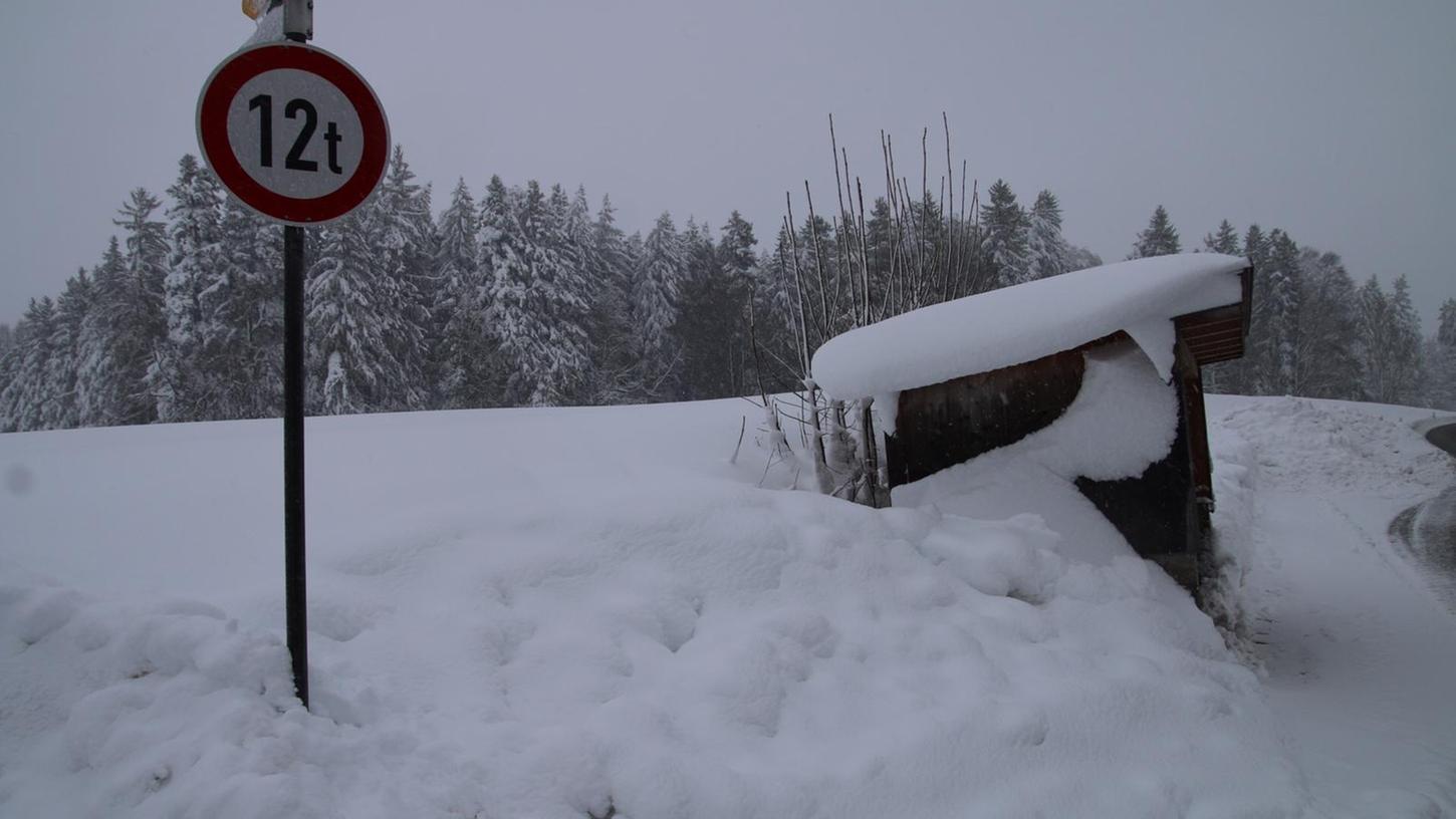 Massen an Schnee haben dafür gesorgt, dass in Miesbach der Kastrophenfall ausgerufen wurde.